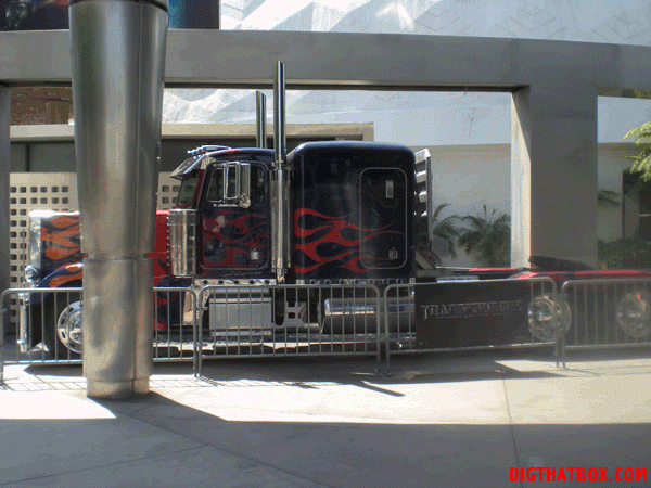 Tranformers_In_Hollywood/Transformers_Arclight_12.gif